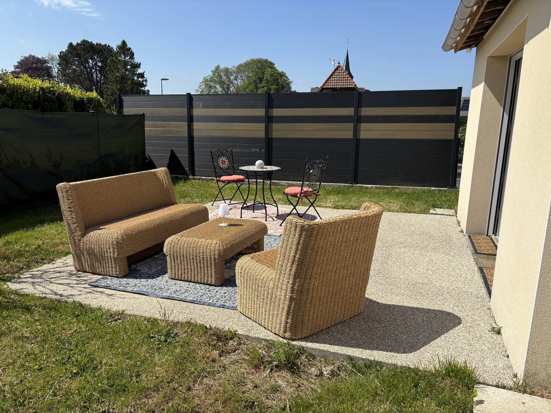 Terrasse privative fleurie de la Suite Temps d’Orient