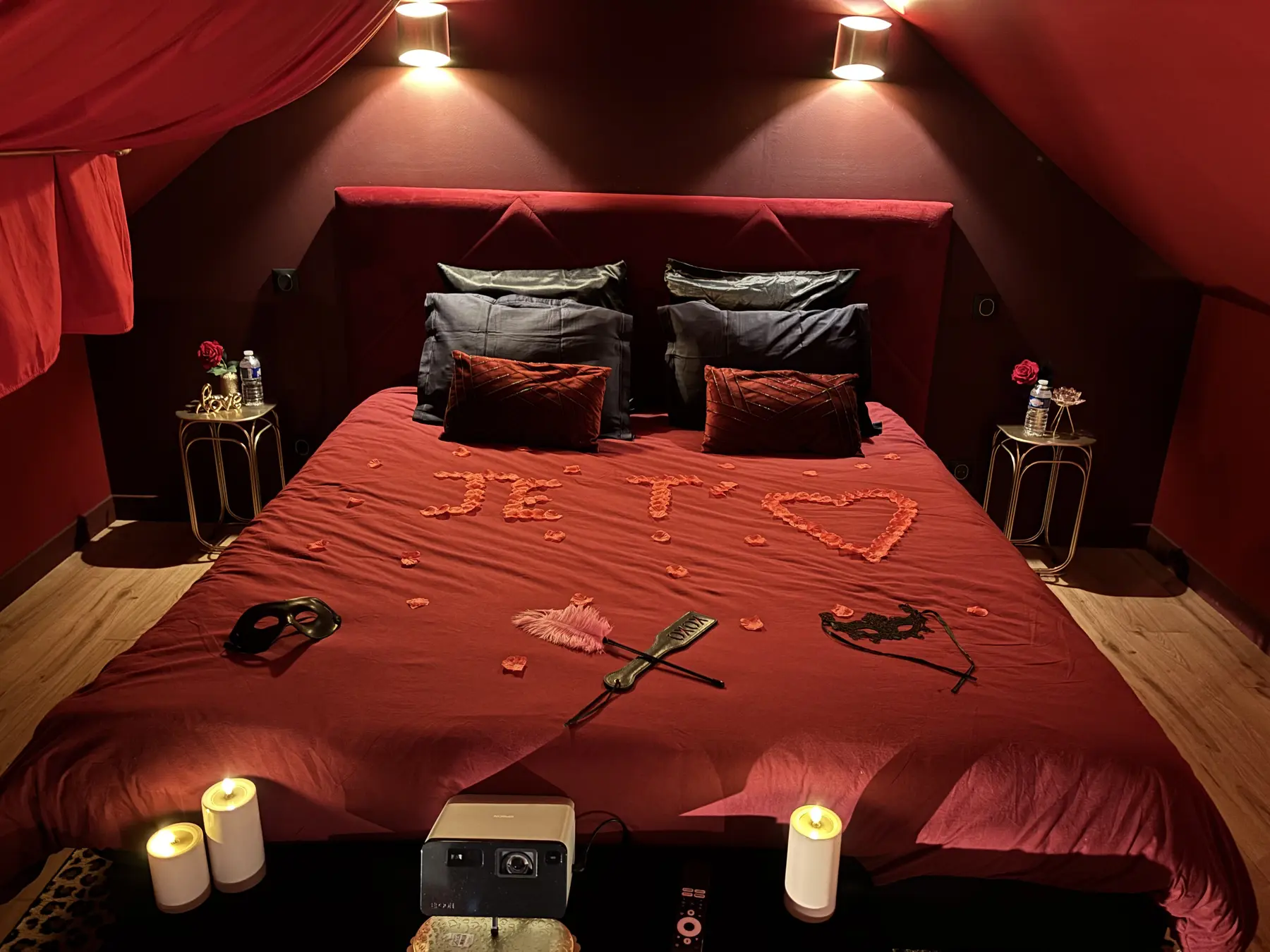 La chambre romantique aux tons rouges de la Suite Tentation