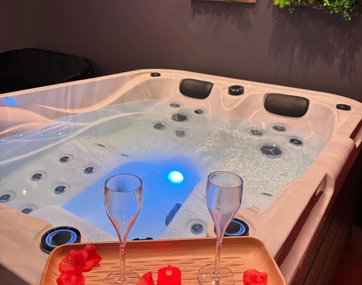 Le spa privatif de la Suite Tentation avec champagne